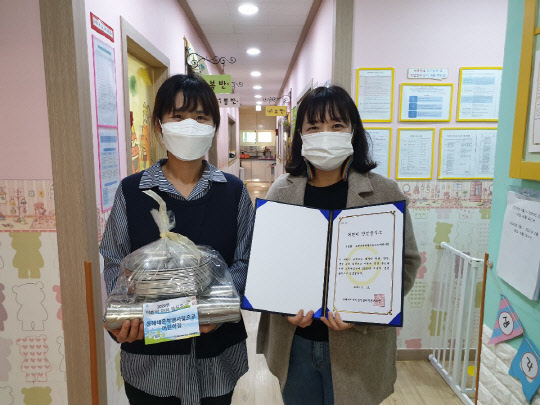 동해쇄운 부영 사랑으로 어린이집 원장(오른쪽)이 동해시 어린이급식관리지원센터 관계자와 기념촬영을 하고 있다. <부영그룹 제공>